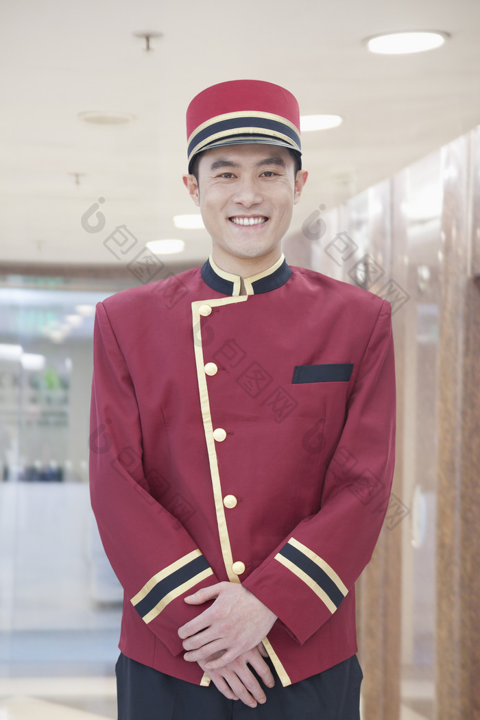 酒店招待服务员穿着制服的男人微笑的站着