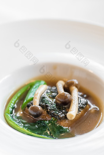 简约美味菌汤摄影图