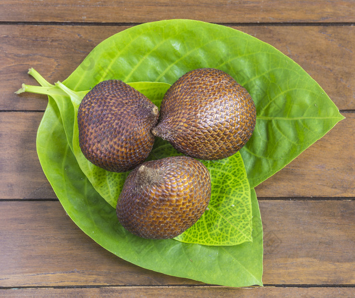 绿叶上的蛇皮果果实