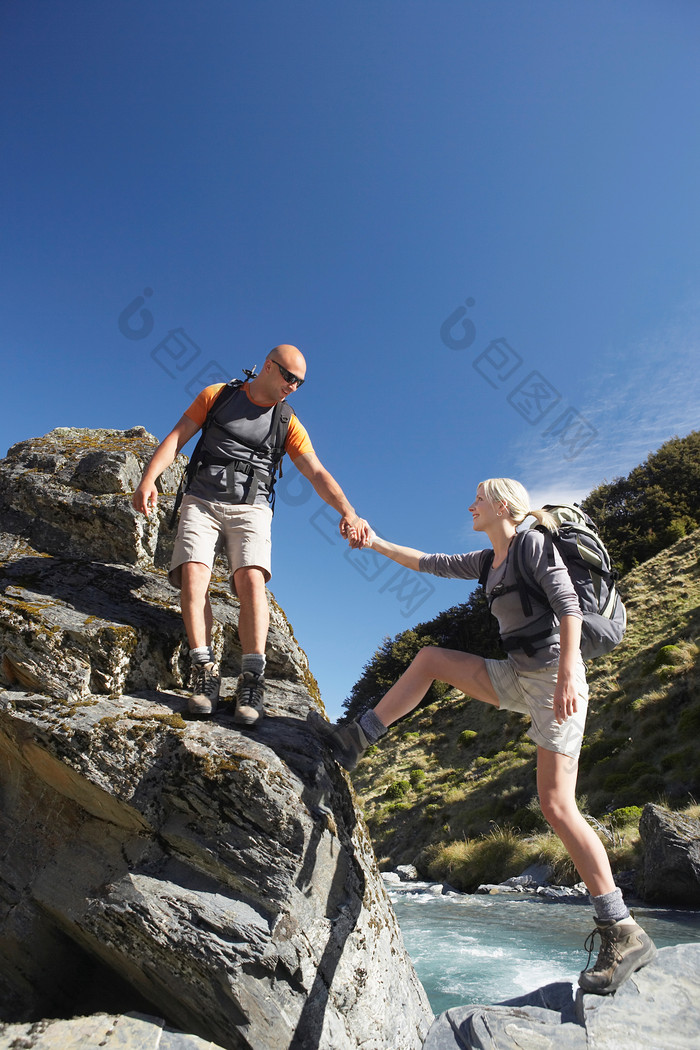 河边旅行登山的夫妻