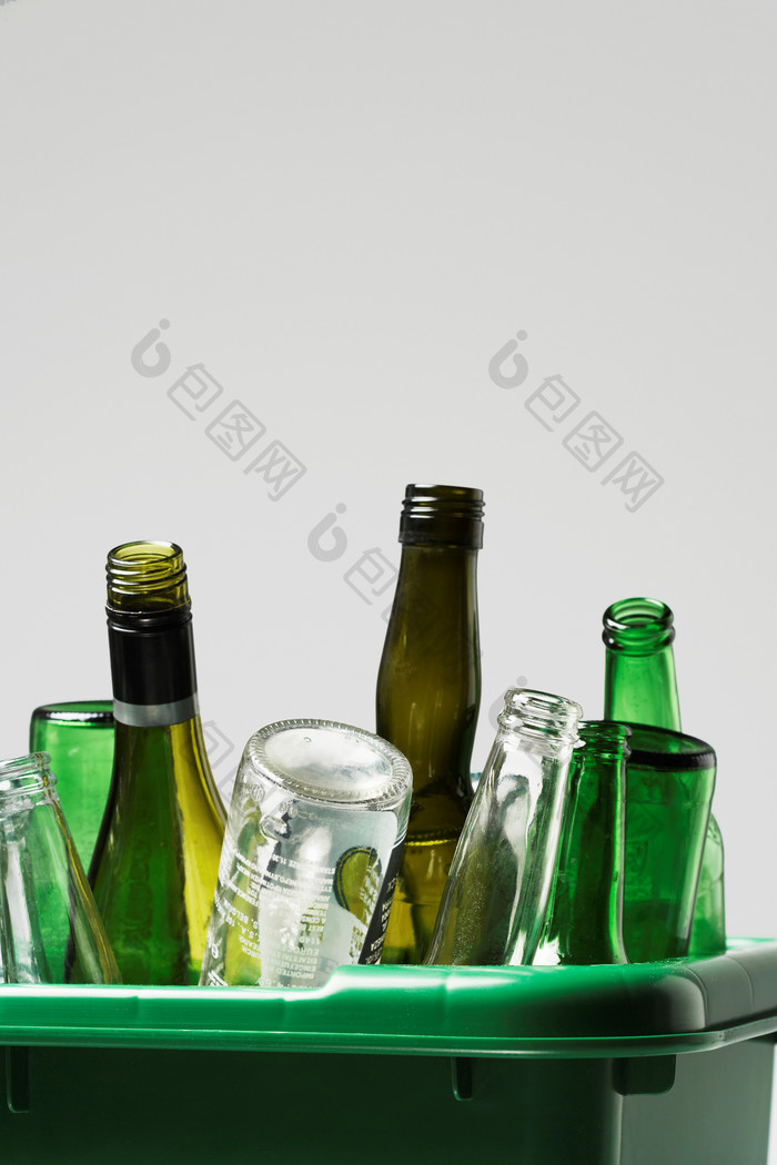 绿色的玻璃酒瓶摄影图