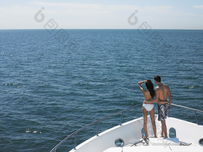 蓝色调在船上的比基尼夫妻摄影图