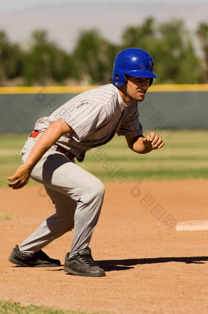 深色调打棒球的人摄影图