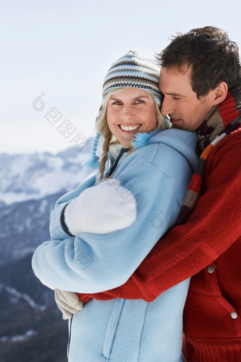 暗色调山顶拥抱的夫妻摄影图