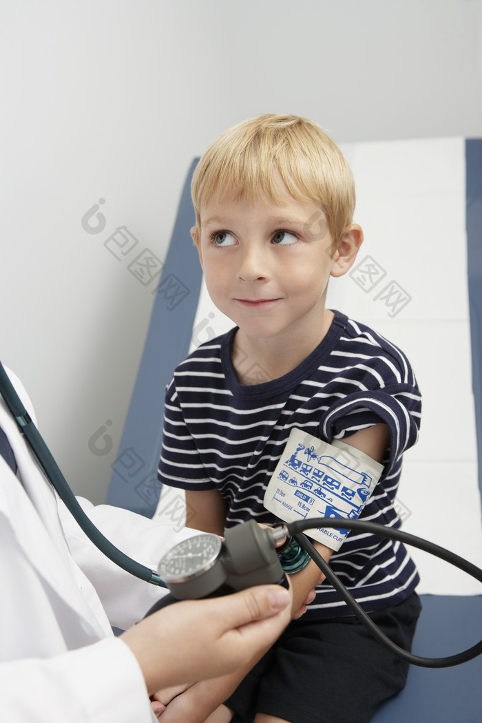 灰色调量血压的小孩摄影图