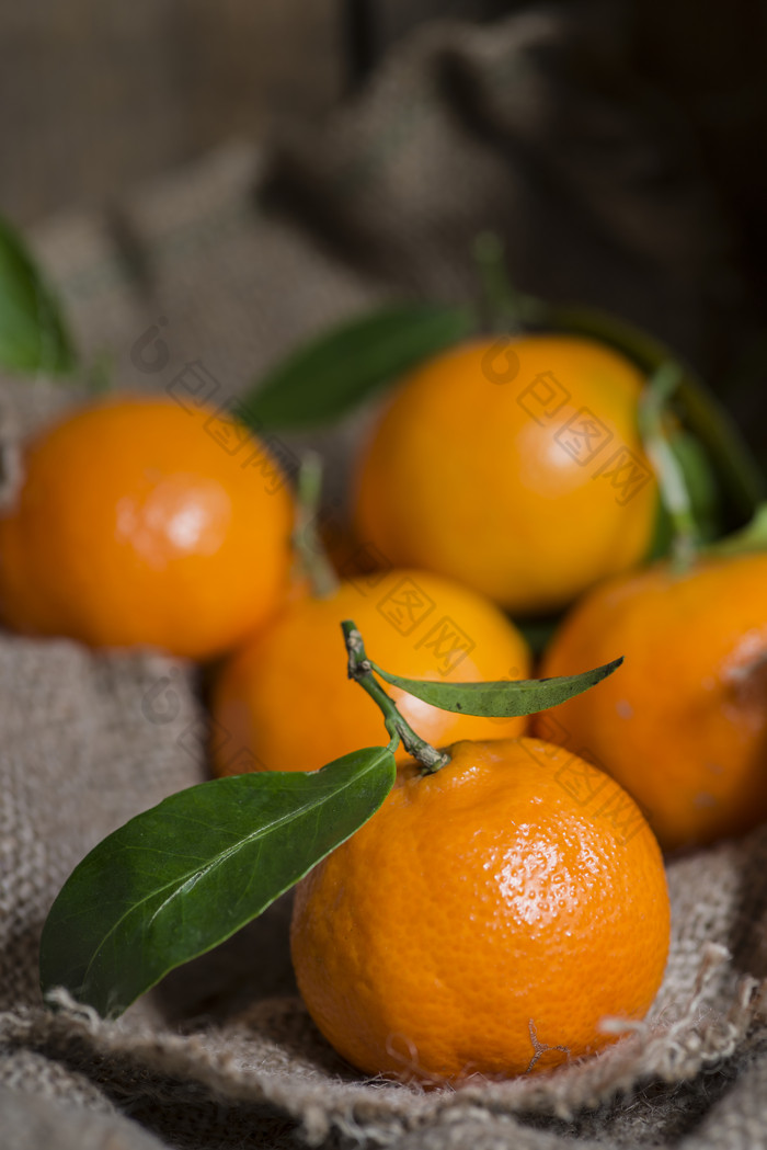 暗色调新鲜的橘子摄影图