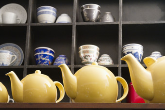 黄色茶壶工艺品摄影图