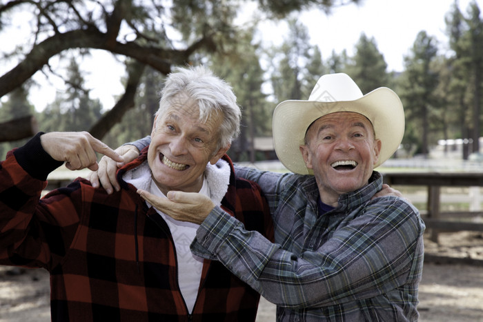 两个老年人朋友