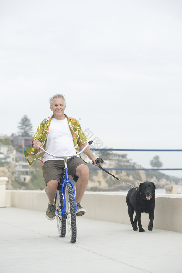 骑自行车遛狗的男人