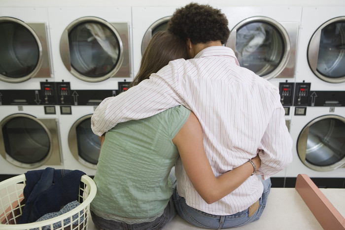 洗衣房拥抱的夫妻
