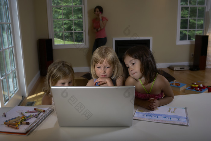 玩电脑的儿童摄影图