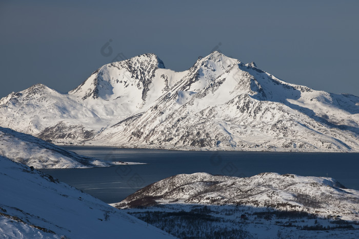 海边雪山山峰摄影图