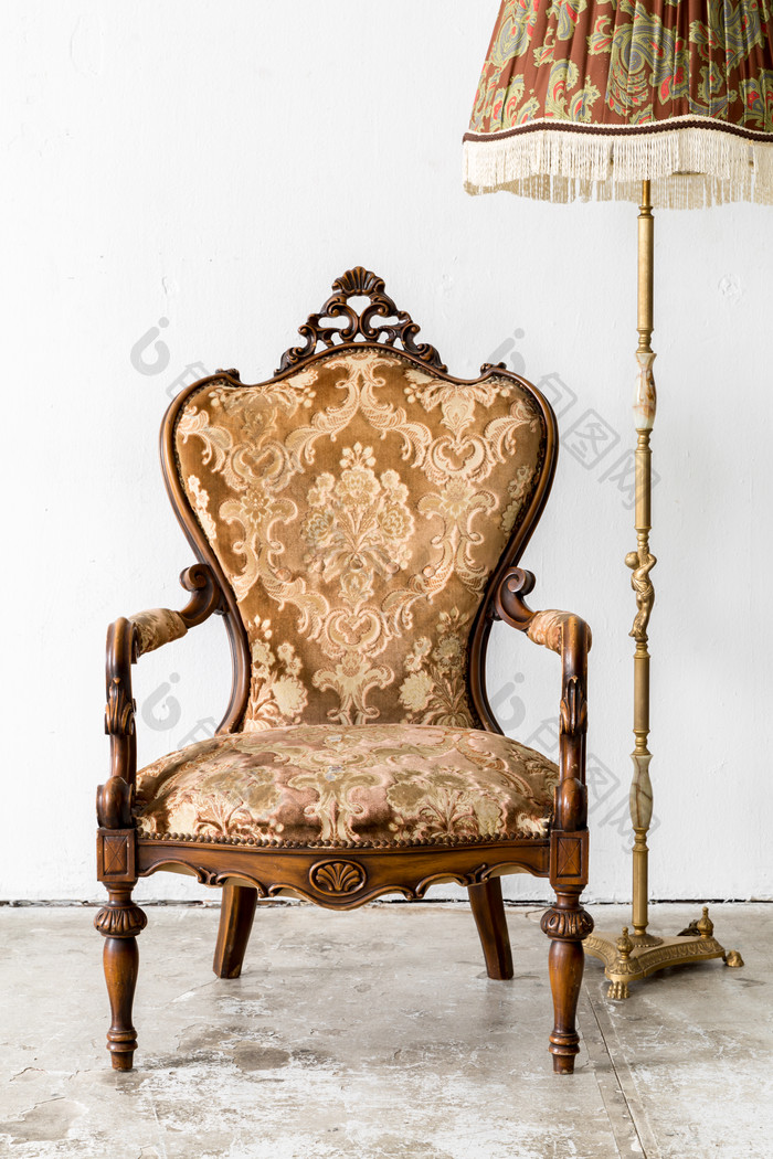 棕色的皇家椅子桌子上