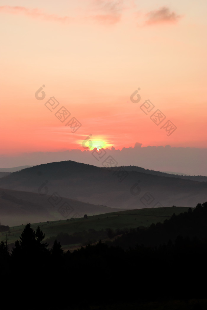 山脉与夕阳西下摄影图