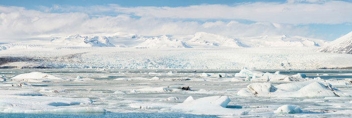 浅色调冰覆盖的水面摄影图
