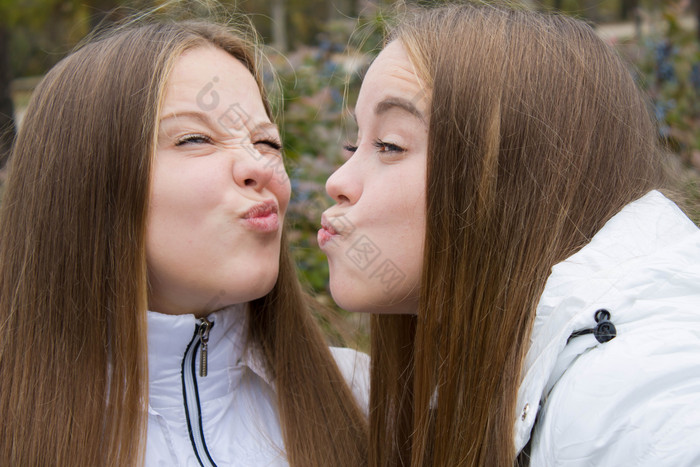 嬉笑亲吻的两个女孩