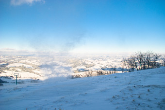 蓝天下的雪山山峰