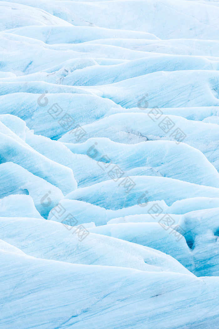 浅蓝色调冰川摄影图