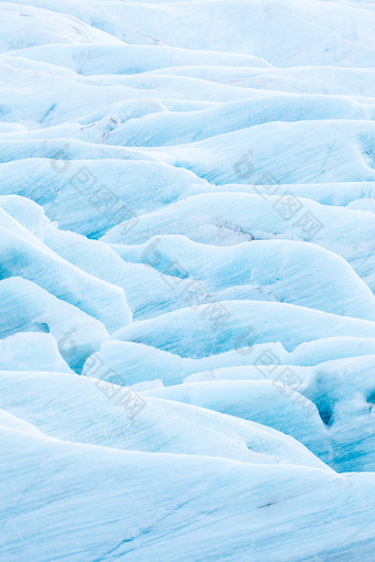 浅蓝色调冰川摄影图