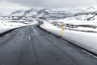 灰色调雪后的马路摄影图