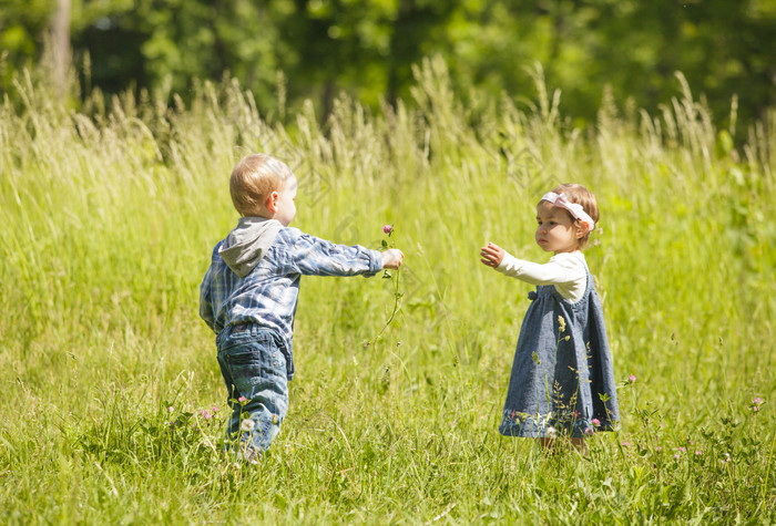 草坪上的小孩在一起玩耍