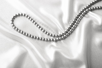 丝绸上的银色珍珠