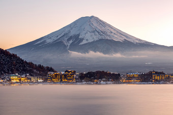 冬季夕阳下的雪山