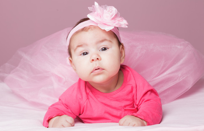 粉色纱裙女宝宝摄影图