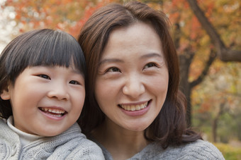 母女妈妈女儿小孩可爱的户外秋天微笑摄影