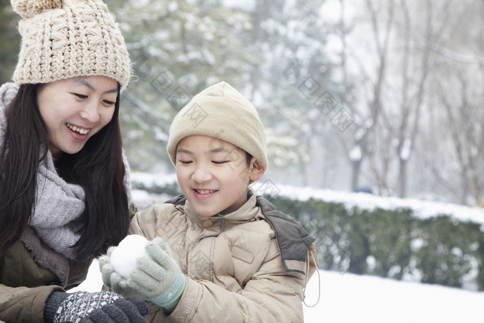 冬天妈妈儿子小孩季节下雪大衣羊毛帽子