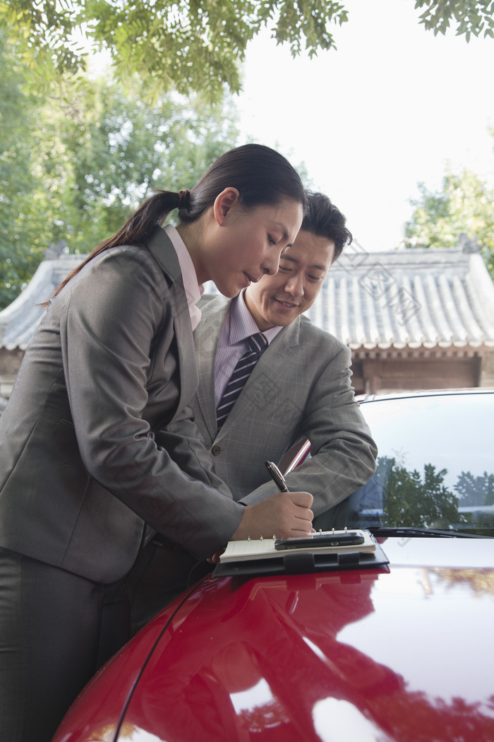 商业商务男人女人合作签合同红色汽车买车