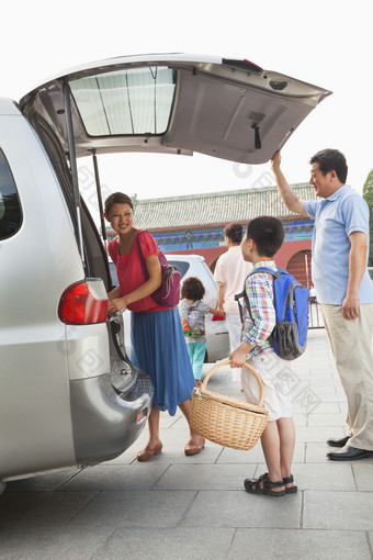 爷爷奶奶小男孩孙子背书包户外旅游摄影图