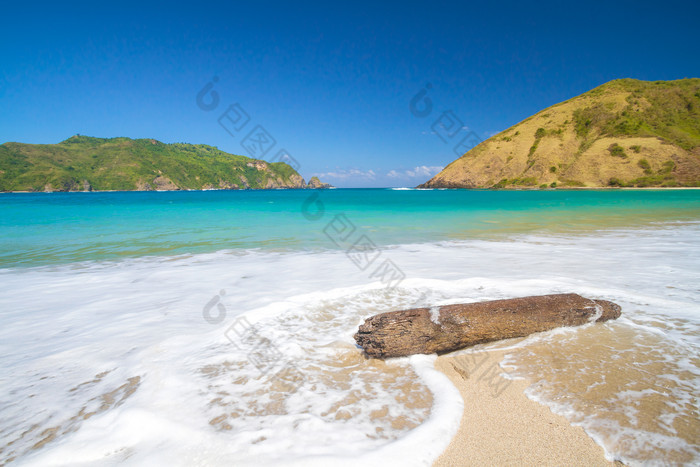 蓝色海边沙滩海浪风景大海旅行