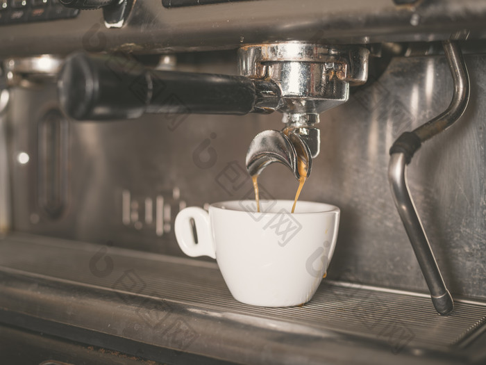 咖啡杯放咖啡机接咖啡