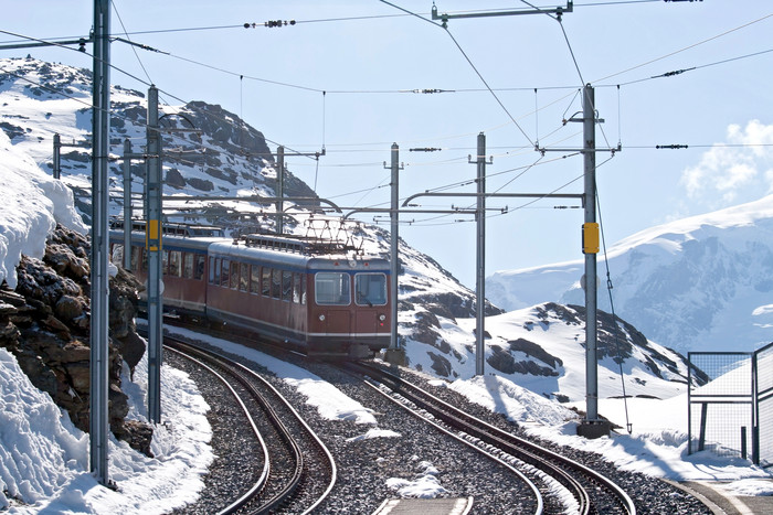 蓝色调雪山中的铁路摄影图