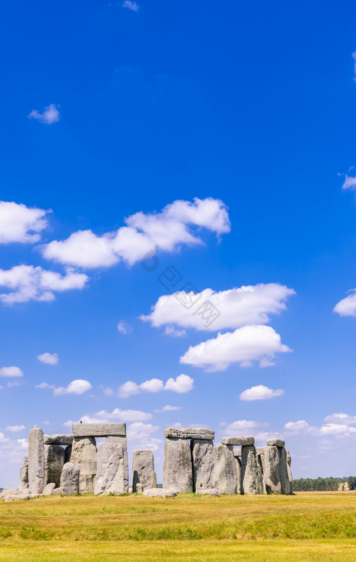 蓝天白云下的巨石阵图片