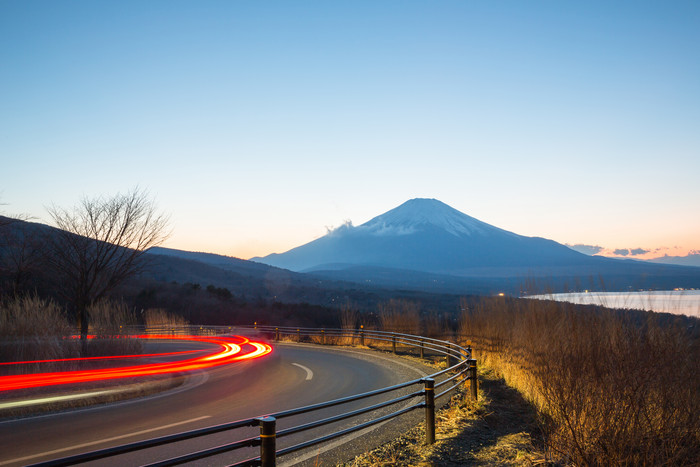 公路旁拍摄黄昏下的富士山