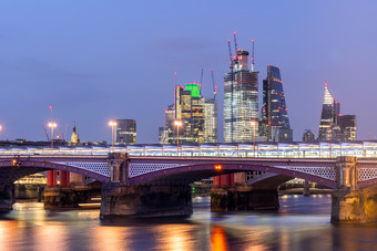 伦敦傍晚高架桥摄影图