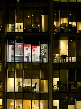 暗色调在夜晚的办公楼摄影图