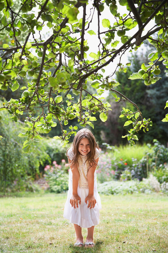 站在树下的小女孩