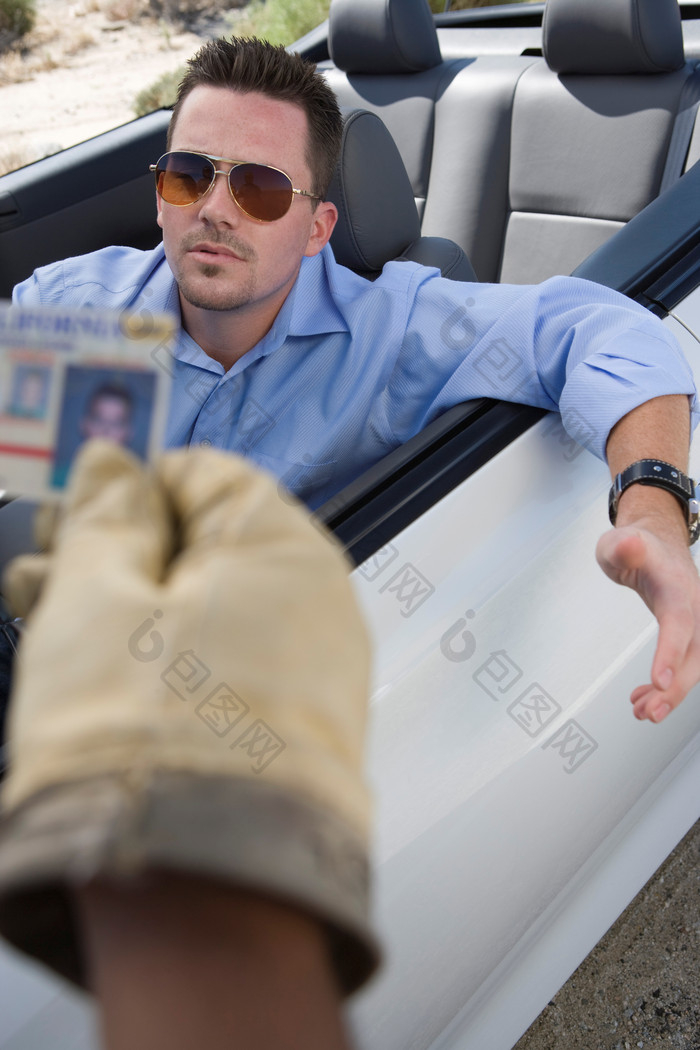 开车男人驾驶证摄影图