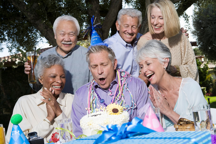 暗色调庆祝生日的老人摄影图