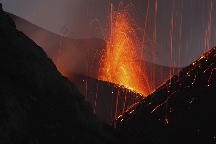 深色调火山喷发摄影图