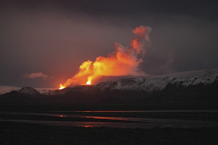 大自然火山爆发摄影图