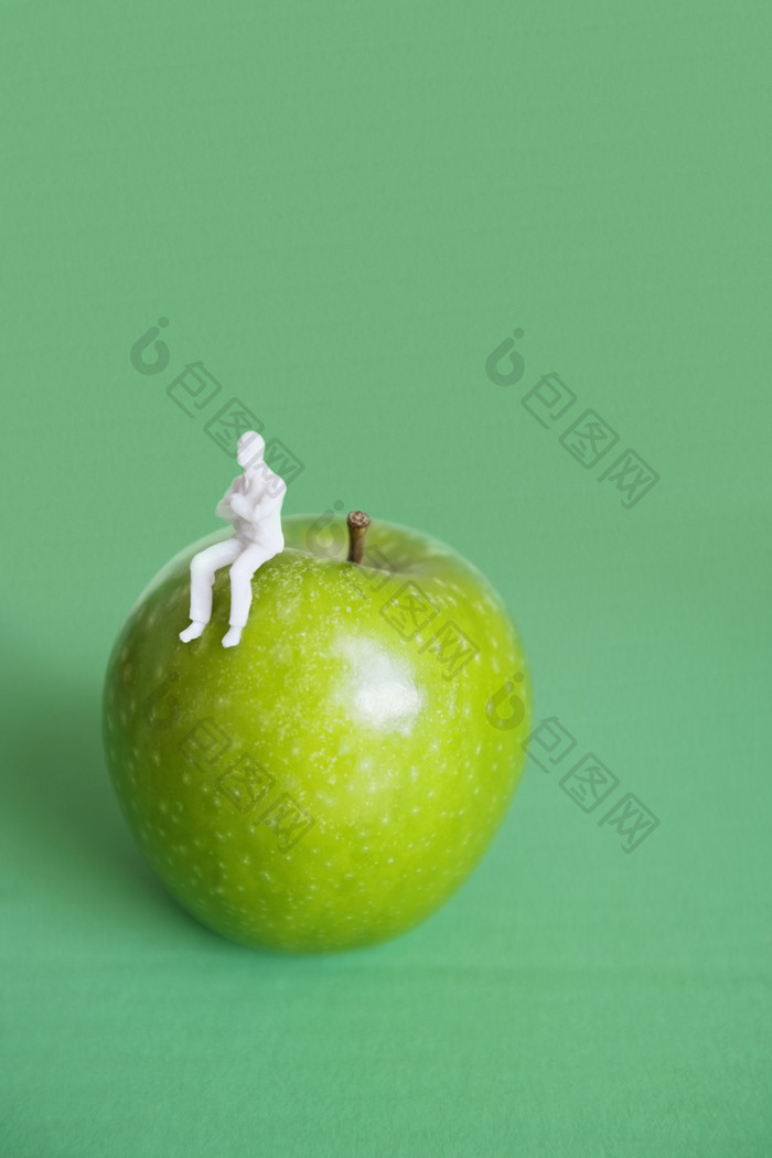 绿色苹果和小白人