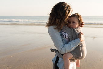 在海边和妈妈一起<strong>晒太阳</strong>的婴儿