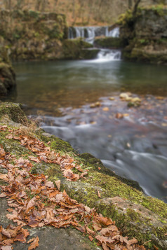 秋季河流流水摄影图