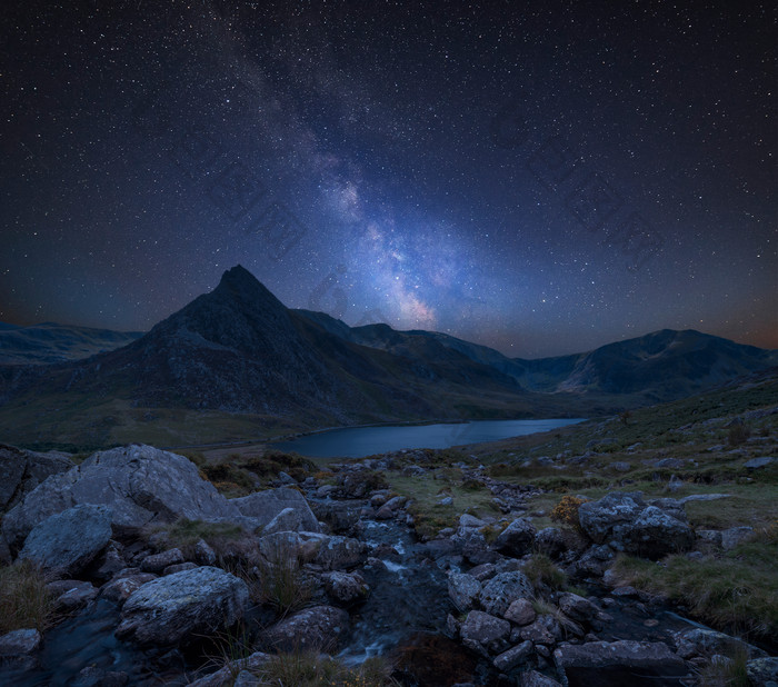 夜色星空下的威尔士的美景