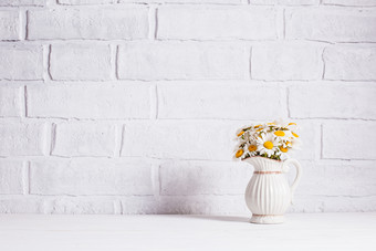 白色墙壁前的花瓶
