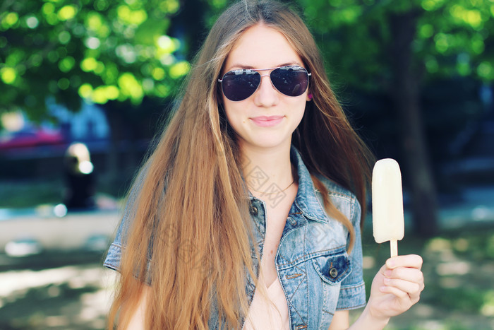 夏天吃冰激凌的女生